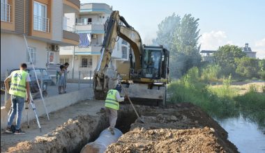MESKİ, TARSUS’UN MERKEZİNDE AÇIKTAN AKAN KANALI KAPATTI