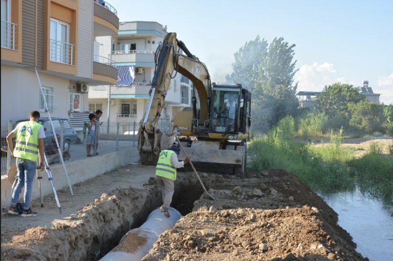 MESKİ, TARSUS’UN MERKEZİNDE AÇIKTAN AKAN KANALI KAPATTI