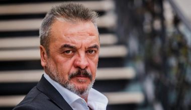Beyin kanaması geçiren oyuncu Mesut Akusta yoğun bakımda