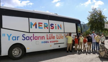 MOBİL KUAFÖR’DE SAÇLARI KESİLEN OKULLU MİNİKLERİN YÜZLERİ GÜLÜYOR
