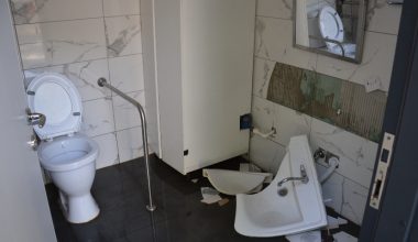 BÜYÜKŞEHİR’İN HİZMET NOKTALARINDAKİ TUVALETLERE SALDIRILAR SÜRÜYOR