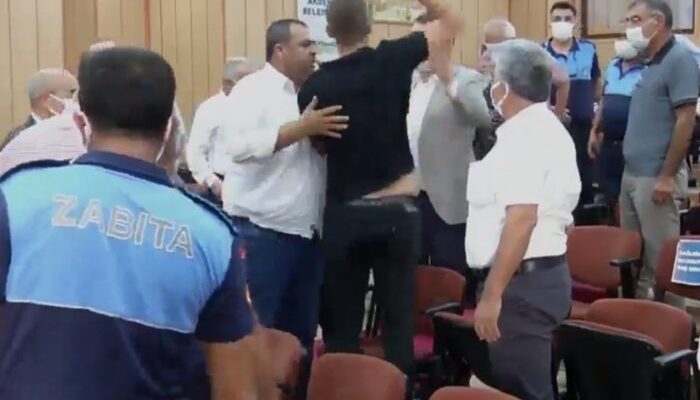 Akdeniz Belediye Meclisinde provokasyon kavgaya neden oldu!