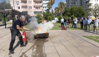 EMEKLİ EVİ ÜYELERİNE TATBİKATLI YANGIN SÖNDÜRME EĞİTİMİ