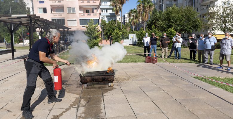 EMEKLİ EVİ ÜYELERİNE TATBİKATLI YANGIN SÖNDÜRME EĞİTİMİ