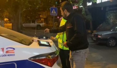 Alkolmetreyi POS cihazı zannedip ödeme yapmaya kalktı