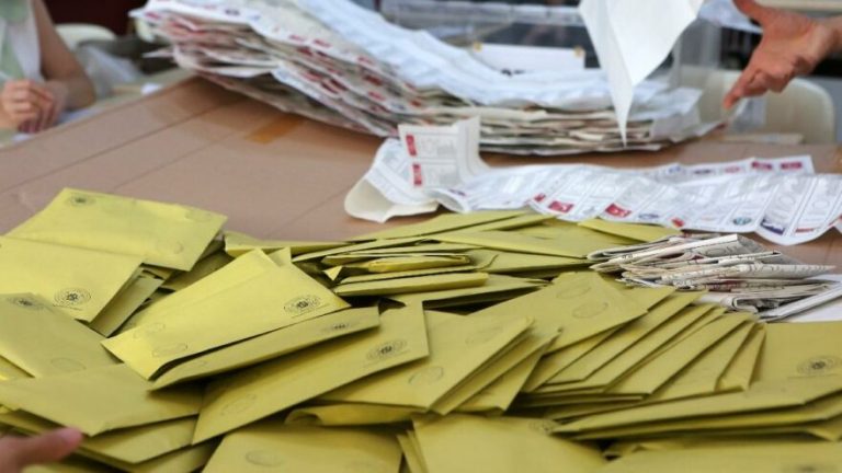 Son seçim anketinin sonuçları dikkati çekti! İşte yeni barajı geçen partiler