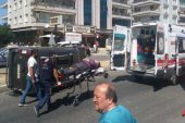 İzmir’in Tire ilçesinde kaza geçiren aileye yardım etmek isteyen bir vatandaş kazazedelerin başına yanlışlıkla su yerine rakı döktü
