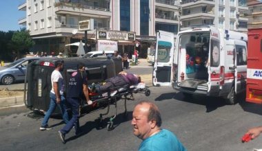 İzmir’in Tire ilçesinde kaza geçiren aileye yardım etmek isteyen bir vatandaş kazazedelerin başına yanlışlıkla su yerine rakı döktü