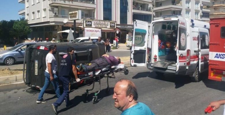 İzmir’in Tire ilçesinde kaza geçiren aileye yardım etmek isteyen bir vatandaş kazazedelerin başına yanlışlıkla su yerine rakı döktü