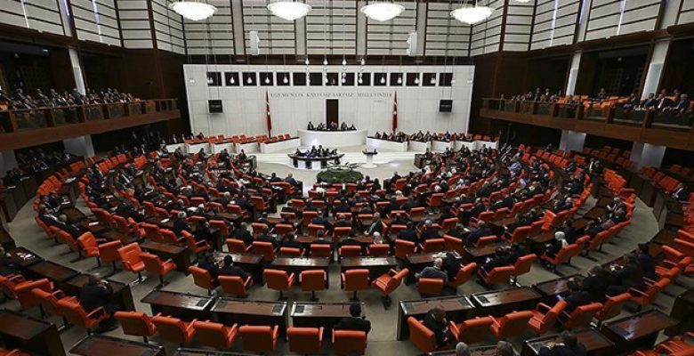 Çift maaş alınmasının engellenmesini öngören kanun teklifi AKP ve MHP oylarıyla reddedildi