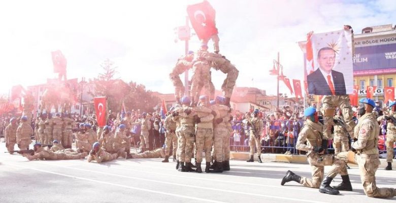 Cumhuriyet Bayramı kutlamalarında askerler Erdoğan posteri açtı