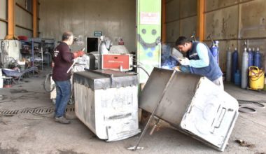 TARSUS BELEDİYESİ ESKİYEN ÇÖP KONTEYNERLERİNİ ONARIP YENİDEN KULLANILIR HALE GETİRİYOR