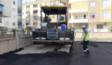 TOROSLAR, İLÇENİN DÖRT BİR YANINDA YOLLARI YENİLİYOR