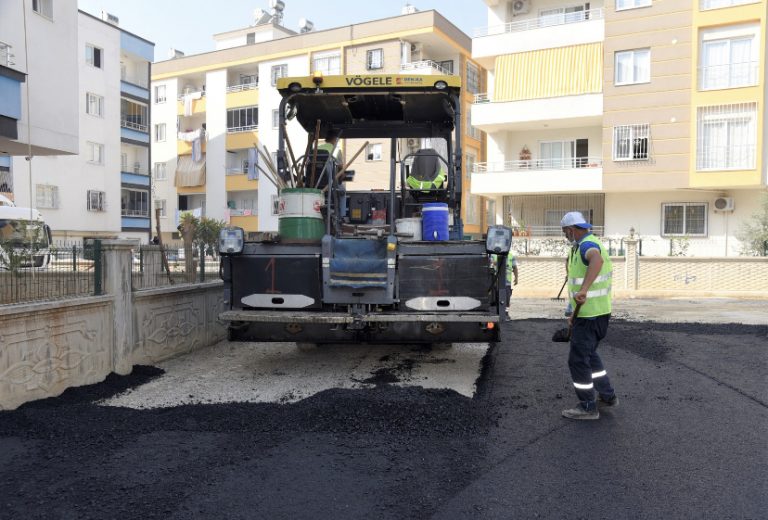 TOROSLAR, İLÇENİN DÖRT BİR YANINDA YOLLARI YENİLİYOR
