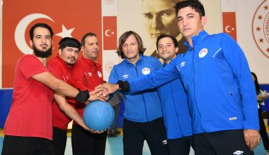 BÜYÜKŞEHİR DÜNYA GÖRME ENGELLİLER GÜNÜ İÇİN GOALBALL FARKINDALIK MAÇI DÜZENLEDİ