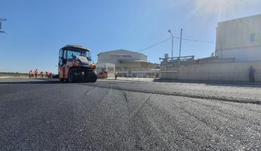 BÜYÜKŞEHİR’DEN TARSUS’TA TİCARETİN MERKEZİNDE ASFALT ÇALIŞMASI