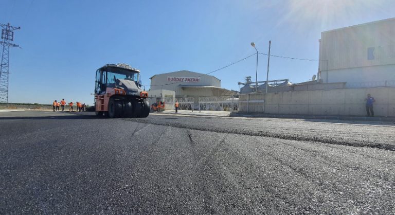 BÜYÜKŞEHİR’DEN TARSUS’TA TİCARETİN MERKEZİNDE ASFALT ÇALIŞMASI