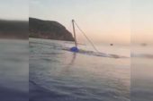 Gezi teknesi battı, 2 kişiyi balıkçı kurtardı