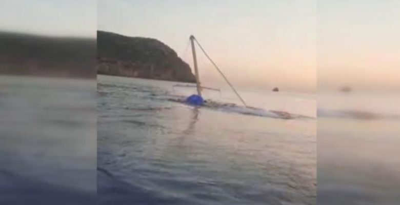 Gezi teknesi battı, 2 kişiyi balıkçı kurtardı