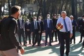 Cumhurbaşkanı Recep Tayyip Erdoğan, Ümraniye Millet Bahçesi’nde gençlerle basketbol oynadı.