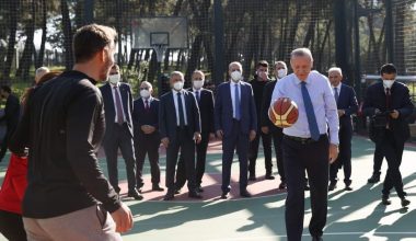 Cumhurbaşkanı Recep Tayyip Erdoğan, Ümraniye Millet Bahçesi’nde gençlerle basketbol oynadı.