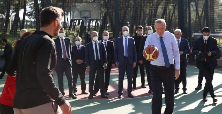 Cumhurbaşkanı Recep Tayyip Erdoğan, Ümraniye Millet Bahçesi’nde gençlerle basketbol oynadı.