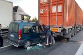Hafif ticari aracın tıra çarptığı kazada 5 kişi yaralandı