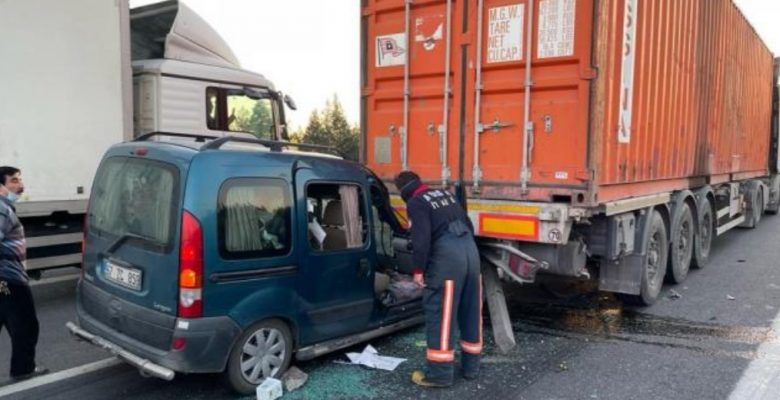 Hafif ticari aracın tıra çarptığı kazada 5 kişi yaralandı
