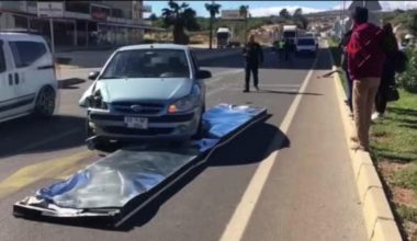 Fırtınada yerinden çıkan tabela seyir halindeki otomobilin üzerine uçtu