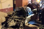 Kontrolden çıkan otomobil evin duvarına çarptı: 3 yaralı