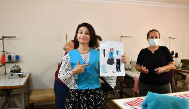 ŞEHİR TİYATROSU OYUNLARININ KOSTÜMLERİ, KADINLARIN MARİFETLİ ELLERİNDEN ÇIKIYOR