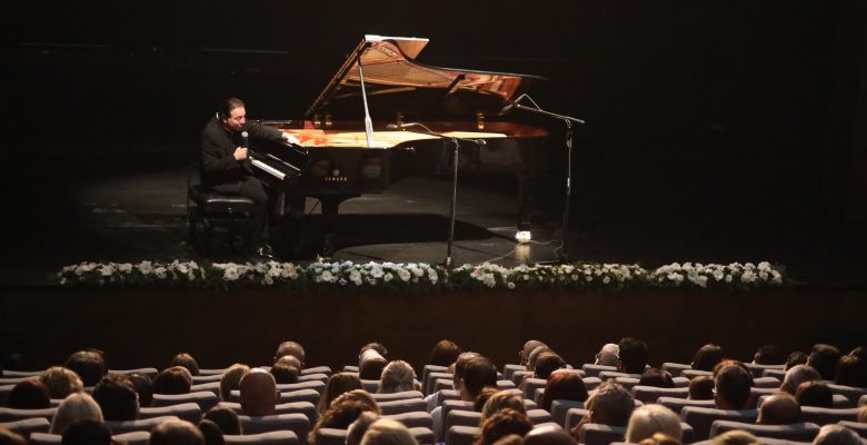 Fazıl Say Mezitli Kültür Merkezini anlata anlata bitiremiyor