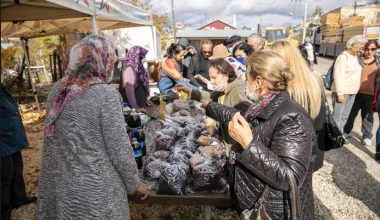 EMEKLİLER, BÜYÜKŞEHİR’İN ORGANİZASYONUYLA UZUNCABURÇ’U GEZDİ