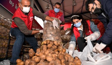 MERSİN BÜYÜKŞEHİR, DAR GELİRLİYE PATATES VE SOĞAN DAĞITIMINA BAŞLADI