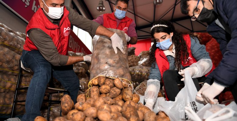 MERSİN BÜYÜKŞEHİR, DAR GELİRLİYE PATATES VE SOĞAN DAĞITIMINA BAŞLADI