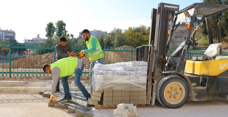 TOROSLAR’DA YOLLAR KİLİT PARKE İLE YENİLENİYOR