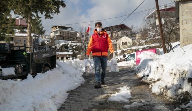 BÜYÜKŞEHİR, KARLA KAPLI KIRSALDA EKMEK VE SÜT DAĞITIYOR