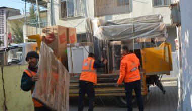 MERSİN BÜYÜKŞEHİR, TARSUS’TA EVİ YANAN 3 AİLEYE EŞYA DESTEĞİ VERDİ