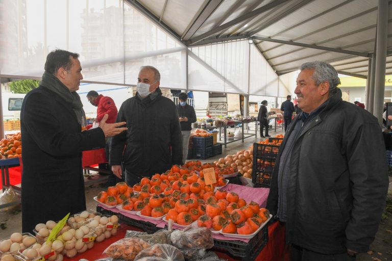 Başkan Abdullah Özyiğit, semt pazarında vatandaşlarla buluştu