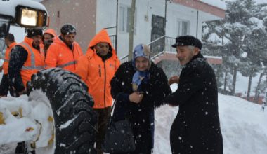 KAR NEDENİYLE 4 GÜNDÜR EVİNDE MAHSUR KALAN ÇİFTİ BÜYÜKŞEHİR KURTARDI