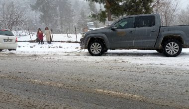 KARLA MÜCADELE EKİPLERİ YOLDA KALAN VATANDAŞLARI KURTARDI