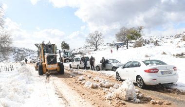 Yenişehir Belediyesinden kar temizleme ve yol açma çalışması