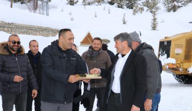 BAŞKAN YILMAZ, YAYLALARDA KARLA MÜCADELE ÇALIŞMALARINI TAKİP ETTİ