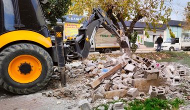 TOROSLAR’DA TEHLİKE OLUŞTURAN METRUK BİNALAR YIKILIYOR
