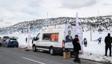 ÇAMLIYAYLA’DA KAR KEYFİ YAŞAYAN VATANDAŞLARA BÜYÜKŞEHİR’DEN SICAK ÇORBA VE KAYNAR İKRAMI