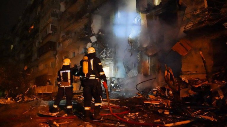 Kiev’de patlama sesleri duyuldu… Konutlara roket düştü: 3 sivil yaralandı