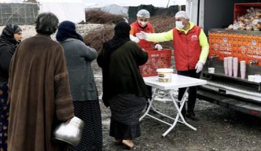 MERSİN BÜYÜKŞEHİR’DEN MEVSİMLİK TARIM İŞÇİLERİNE ÇORBA, ÇOCUKLARA SÜT İKRAMI