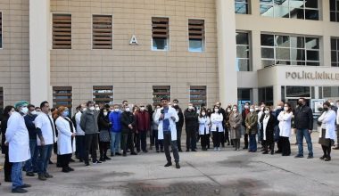 Mersin’de Doktorlar ve Sağlık Çalışanları Hakları İçin Eylem Yaptı