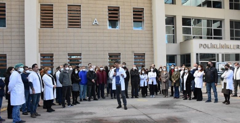 Mersin’de Doktorlar ve Sağlık Çalışanları Hakları İçin Eylem Yaptı