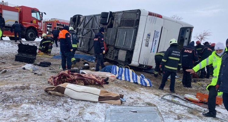 Konya’da tur otobüsü şarampole devrildi: 5 kişi öldü, 26 kişi yaralandı